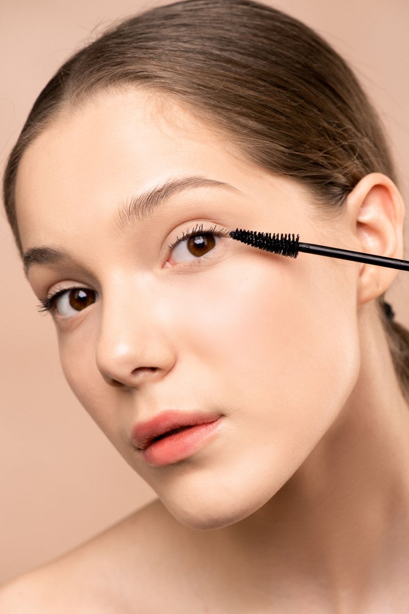 Cliente avaliando mascara para a make