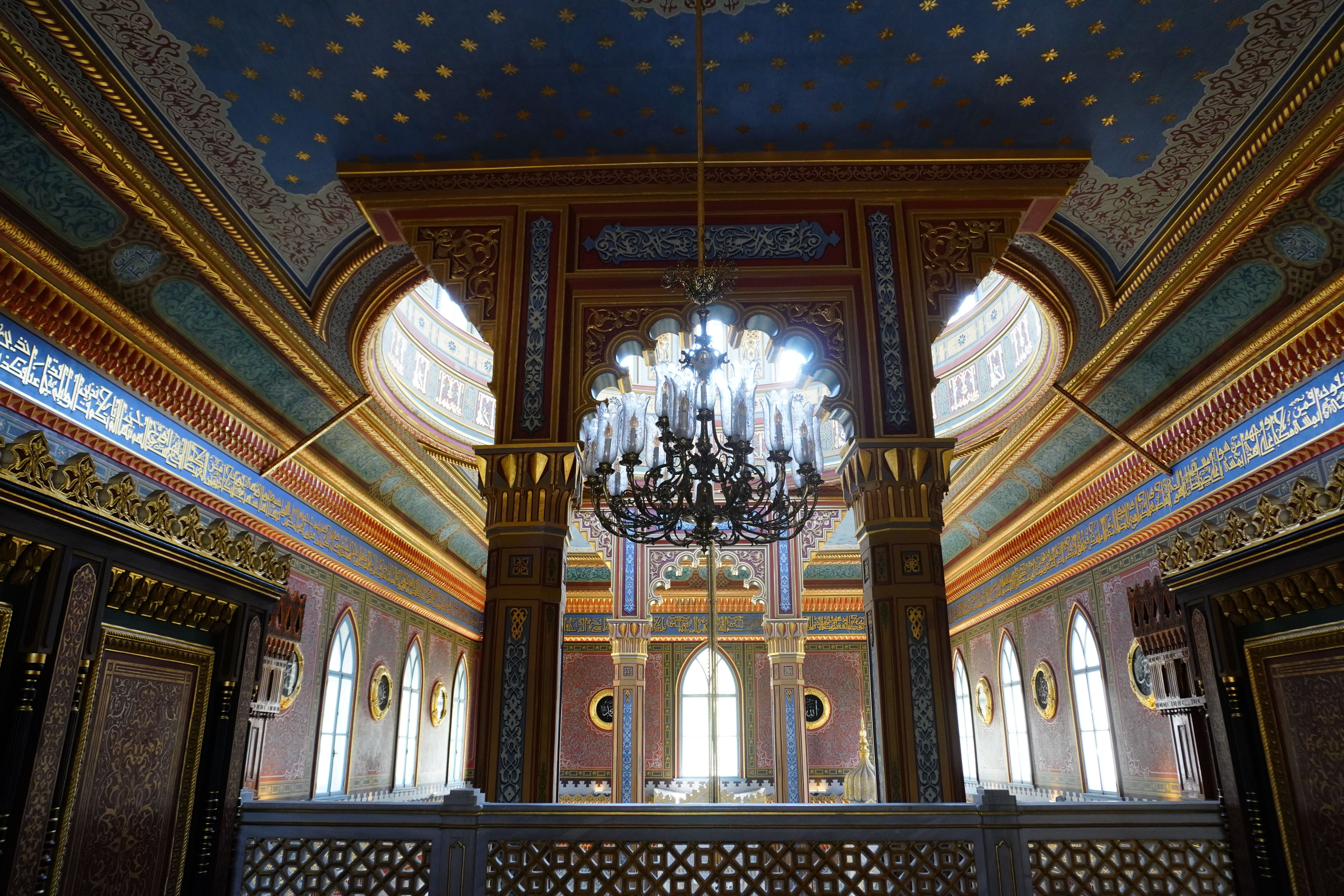 A stunning chandelier inside an elaborately decorated mosque in Istanbul, Türkiye.