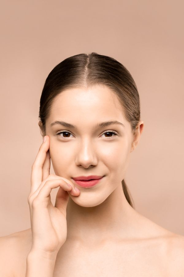Woman with a natural glowing makeup look