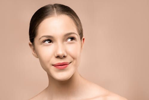 Mujer Con Lápiz Labial Rosa Sonriendo