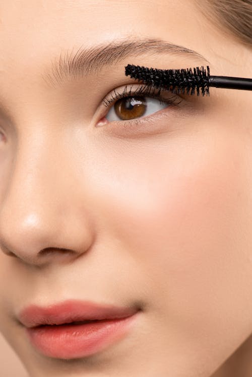 Donna Che Applica Mascara