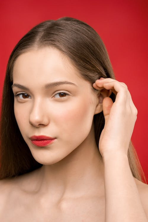 Mujer Con Lápiz Labial Rojo Y Cabello Rubio