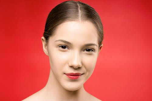 Mujer Con Lápiz Labial Rojo Sonriendo