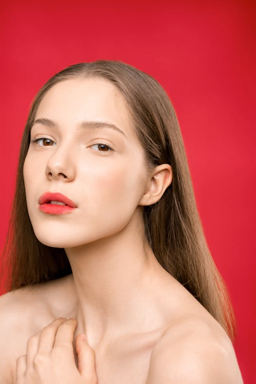 Mujer Con Lápiz Labial Rojo Y Cabello Rubio