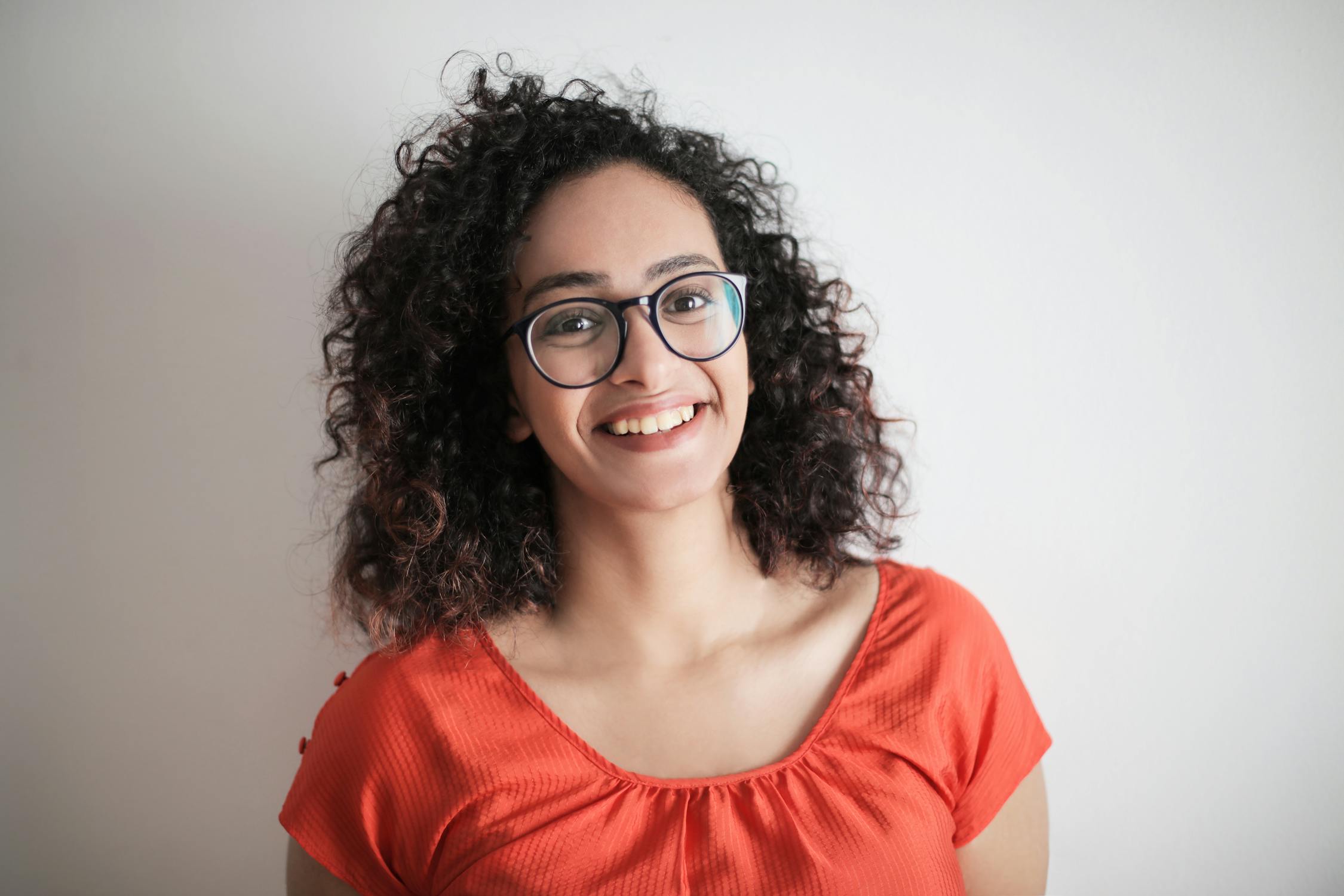 Femme fatiguée avec des cernes sous les yeux, symbolisant le manque de sommeil.