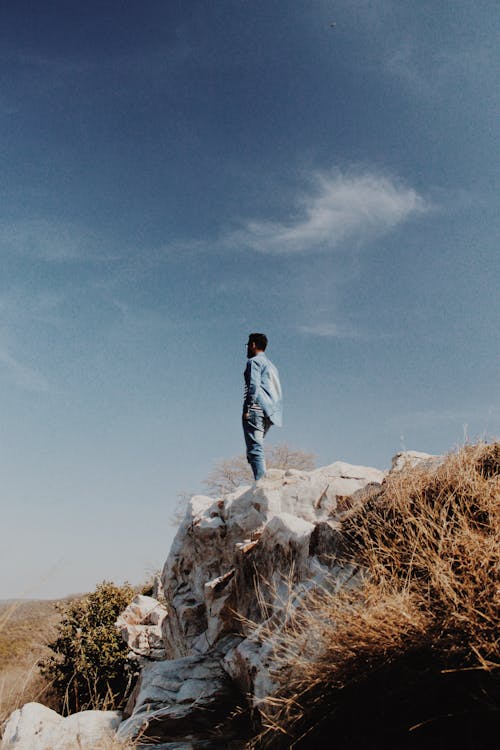 Photo D'un Homme Debout Sur Une Formation Rocheuse