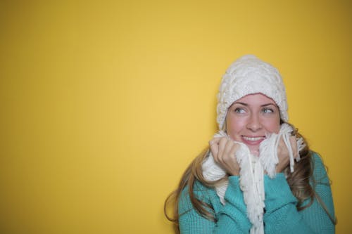 Foto De Mujer Con Gorro Blanco