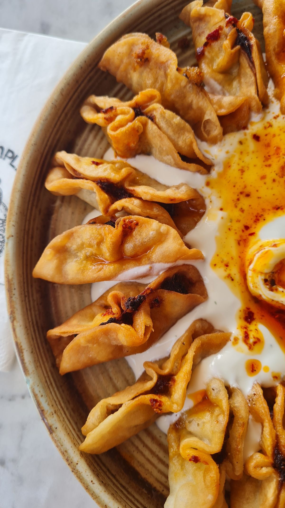 Sarımsaklı yoğurt ve tereyağı ile servis edilen sorina pel