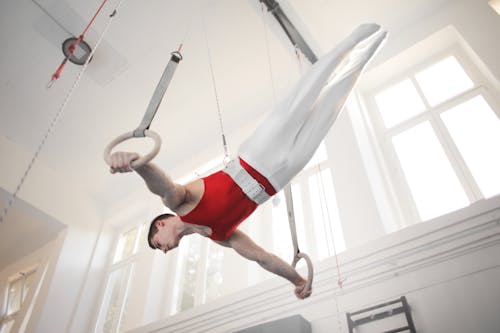 Jimnastik Halkaları üzerinde Egzersiz Yapan Erkek Jimnastikçi Fotoğrafı