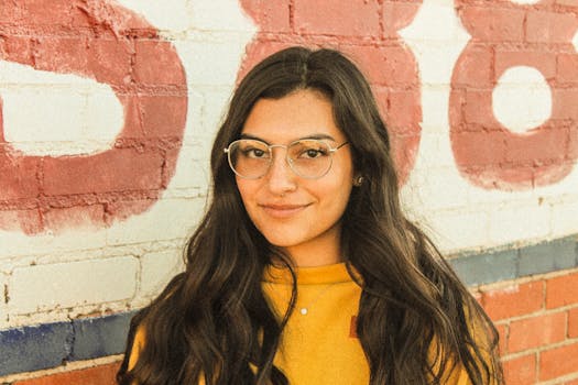 户外彩绘砖墙上有一幅戴着眼镜的微笑女人的肖像