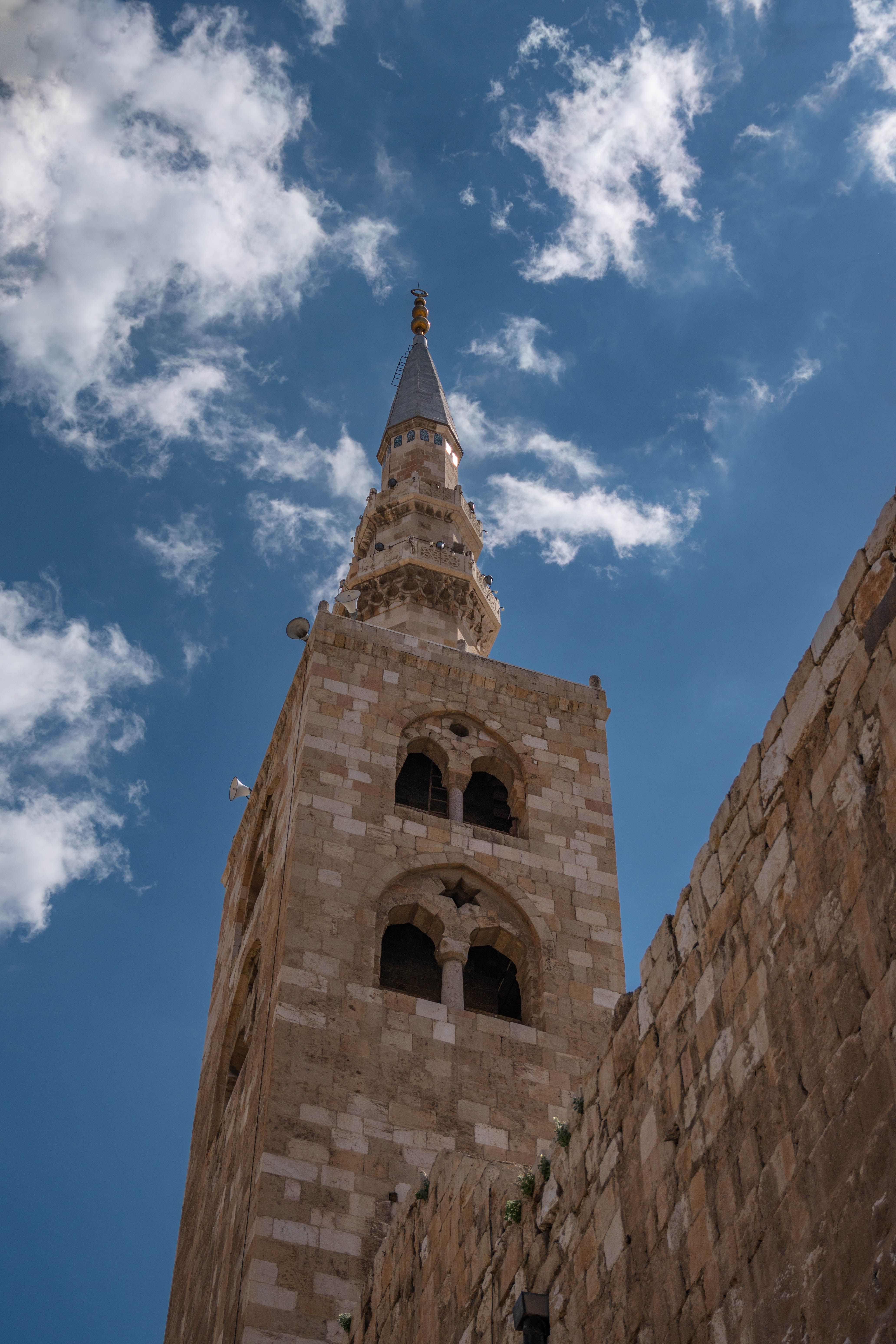 Gratis Gammelt murstensminaretårn i Umayyad-moskeen i Damaskus under en klar blå himmel. Lagerfoto