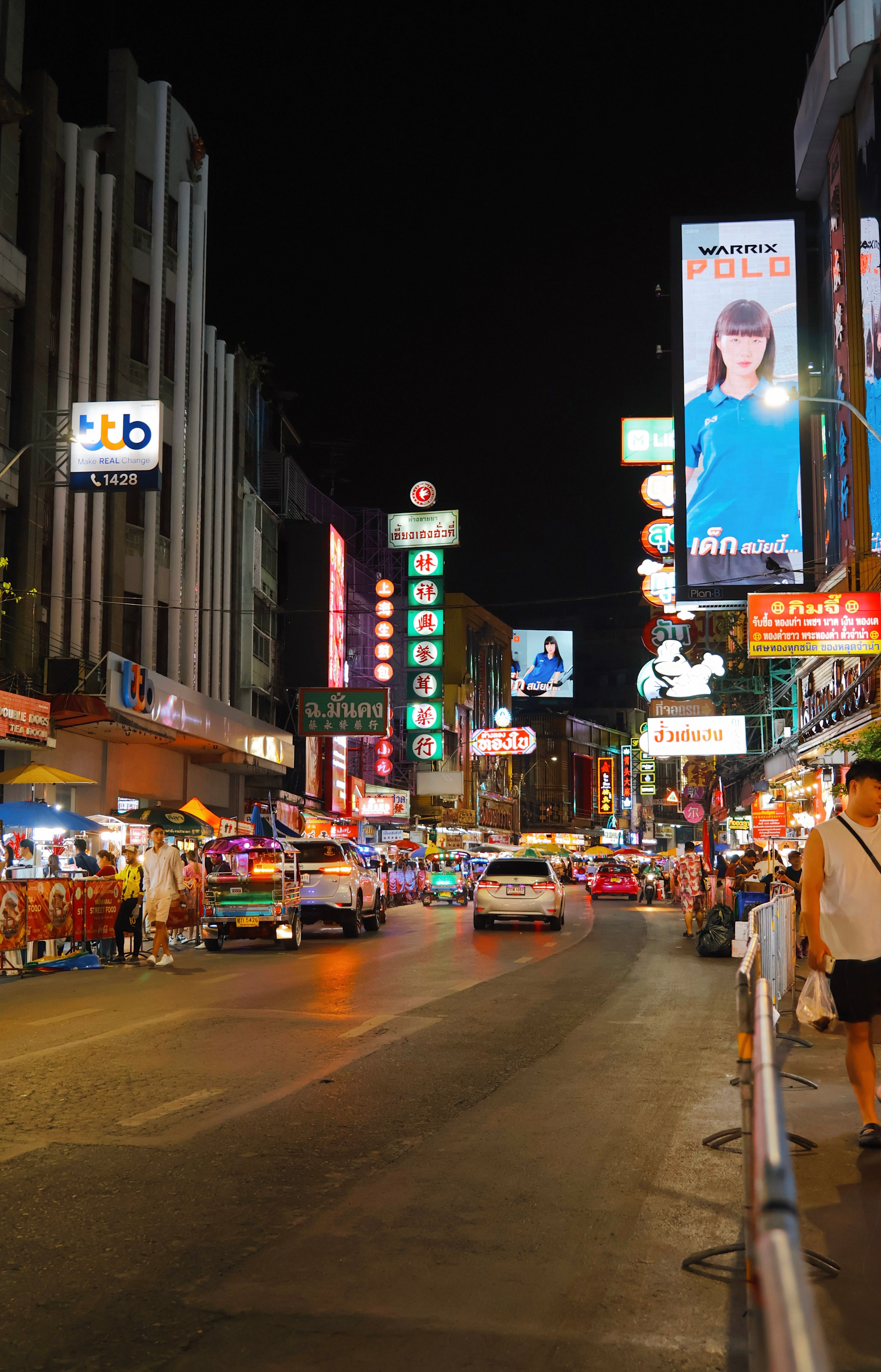 Gratuit Explorez l'ambiance nocturne animée de Yaowarat Road à Bangkok, en Thaïlande, un véritable carrefour de lumières et d'activités. Photos