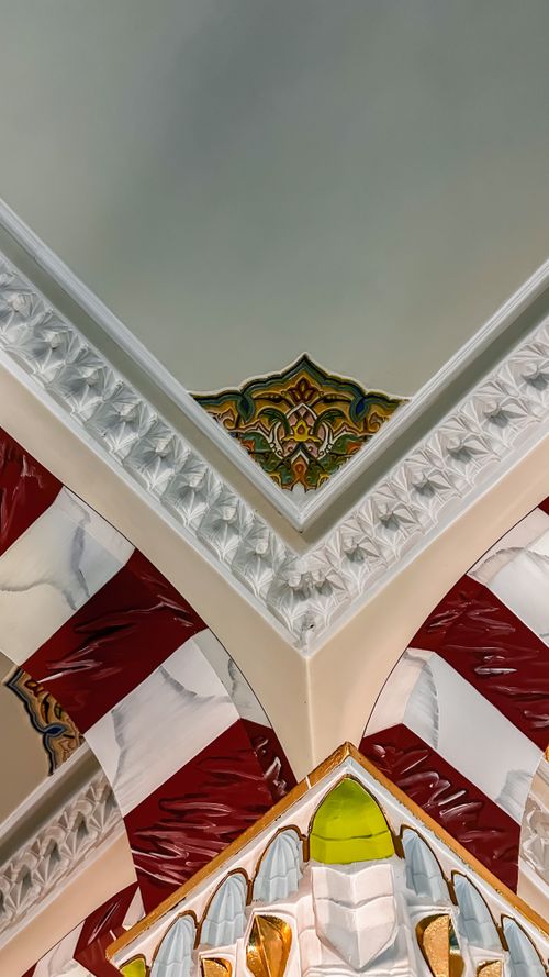 Free Detailed view of a mosque's ornate ceiling with colorful patterns and arches. Stock Photo