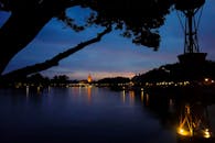 湖边的暮光宁静，映出轮廓与光影