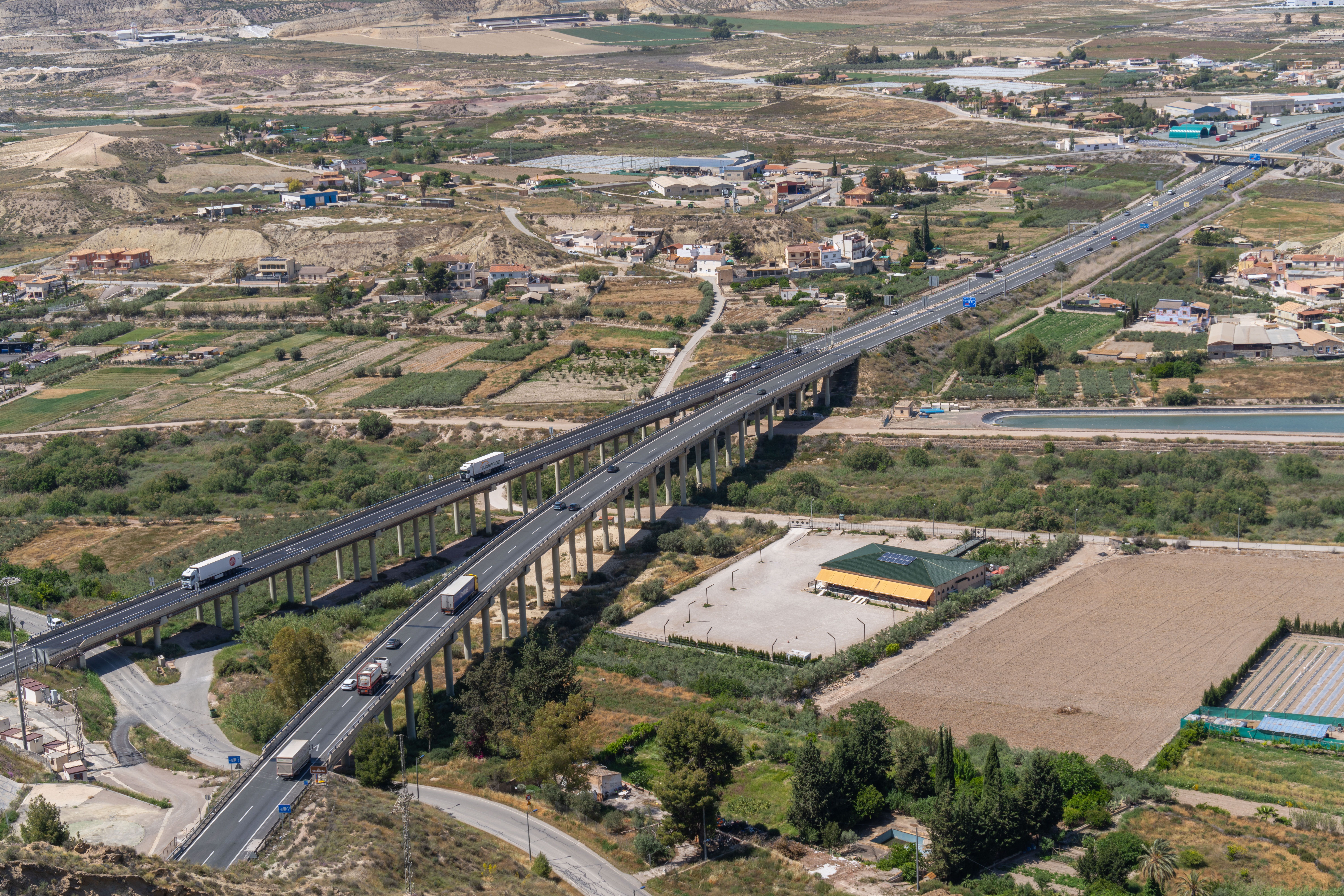スペイン、ムルシア州ロルカの牧歌的な農地を貫く高速道路の美しい空撮写真。