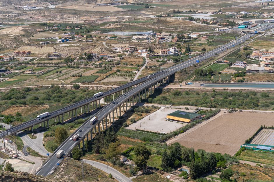 スペイン、ムルシア州ロルカの牧歌的な農地を貫く高速道路の美しい空撮写真。