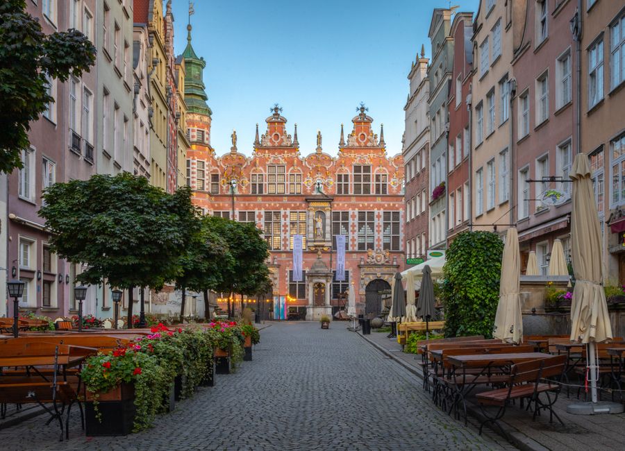 Explore the picturesque architecture and charm of Gdańsk's historic streets, featuring colorful facades and vibrant atmosphere.