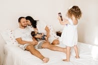 幸福的家庭与年幼的孩子一起享受优质时光，捕捉美好回忆