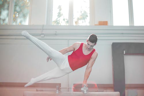 Vrouw In Blauwe Tanktop En Witte Broek Doet Yoga