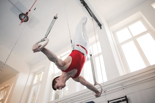 Photo De Gymnaste Masculin Pratiquant Sur Des Anneaux De Gymnastique
