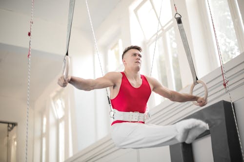 Фотография гимнаста, тренирующегося на гимнастических кольцах