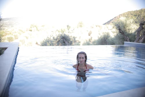 免費 一個女人在游泳池裡的紅色比基尼的照片 圖庫相片