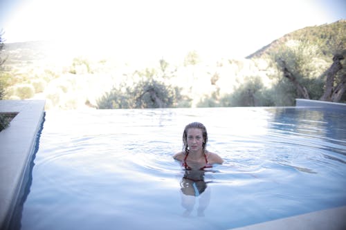 Foto De Una Mujer En Bikini Rojo En La Piscina