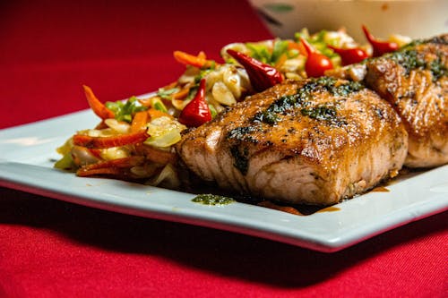 Viande Grillée Sur Plaque En Céramique Blanche