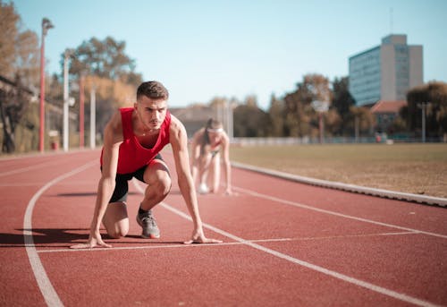 Gratis Deportistas Fuertes Listos Para Correr En El Estadio Foto de stock