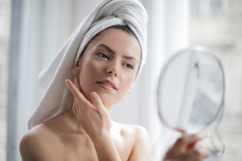 Selectieve Aandacht Portretfoto Van Vrouw Met Een Handdoek Op Het Hoofd In De Spiegel Kijken