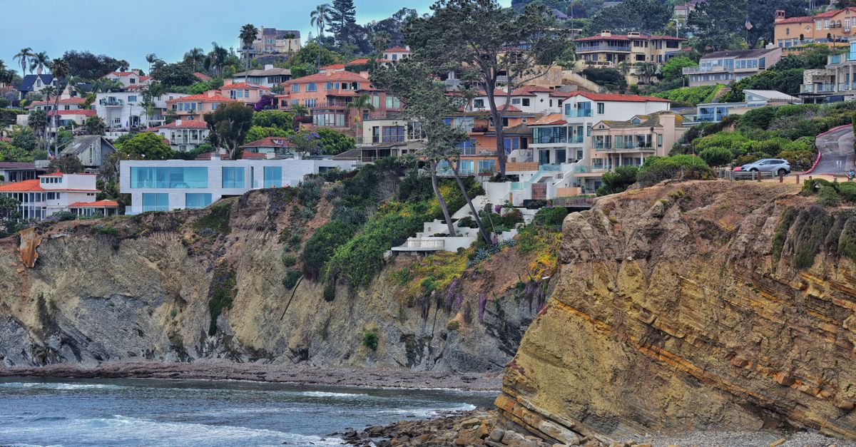 Coastal cliffs and hillside homes overlooking the ocean in San Diego, California.