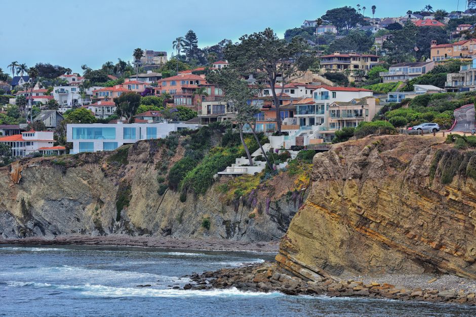 Coastal cliffs and hillside homes overlooking the ocean in San Diego, California.