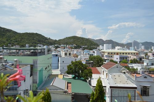 Free A vibrant urban skyline with hills in the background under a clear blue sky. Stock Photo