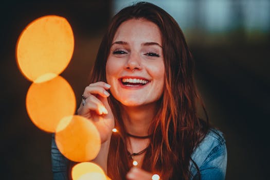 在巴西圣保罗，一位快乐的女子手握串灯微笑，营造出温暖的散景效果