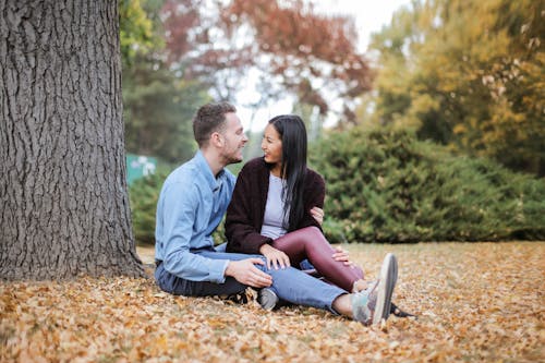 Pareja abrazada sobre hojas de otoño