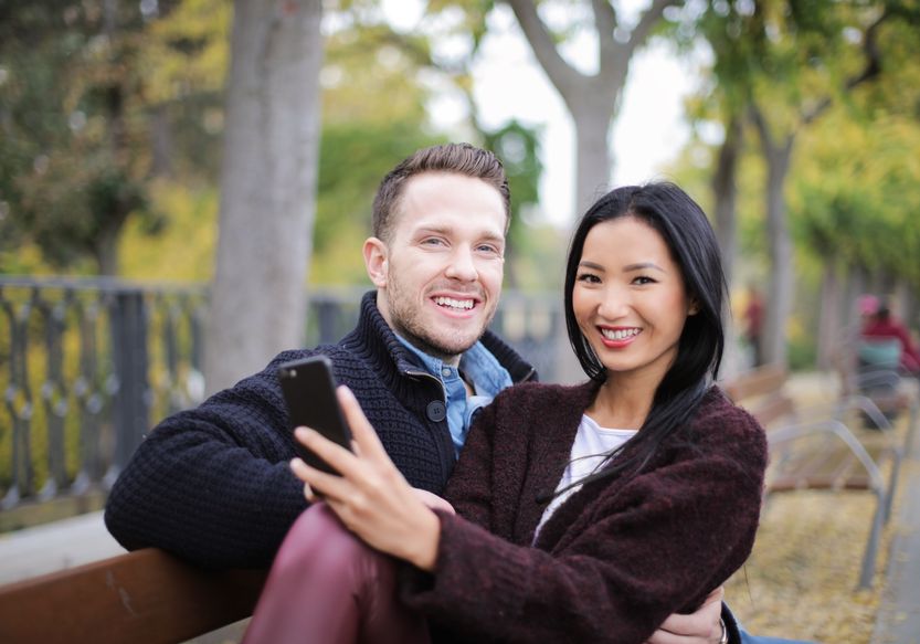 Online dating: starting a conversation on a niche platform