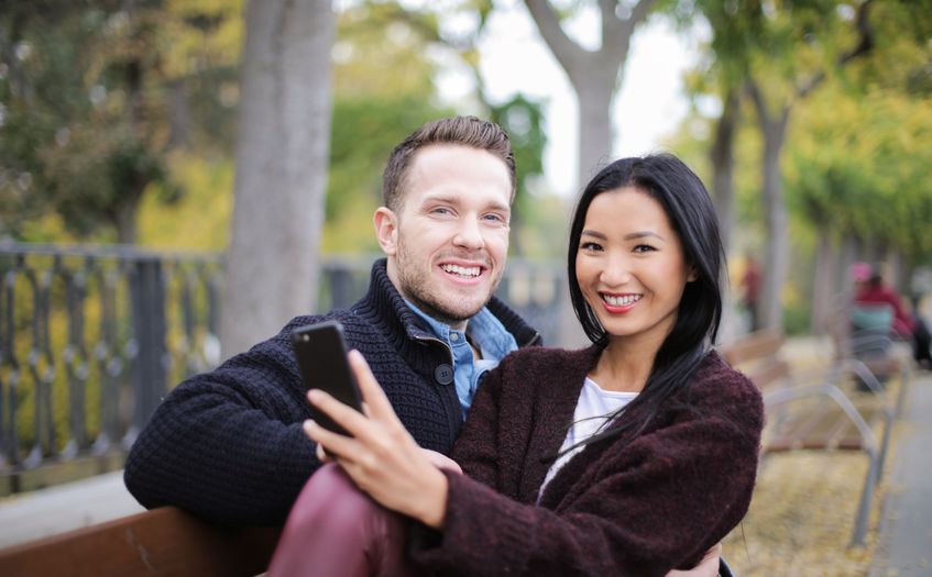 Online dating: starting a conversation on a niche platform