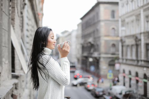 Vrouw Koffie Drinken Onder Het Zonlicht