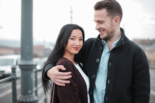 Casal carinhoso em ponte urbana