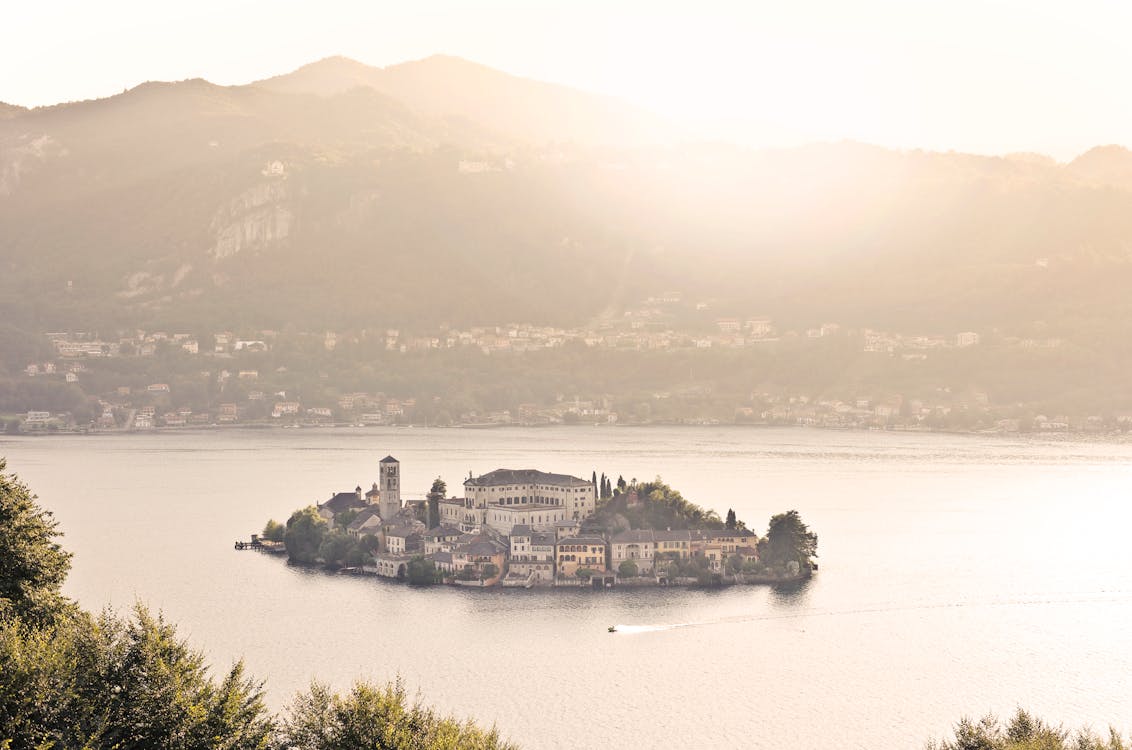 Edifici In Cemento Sull'isola