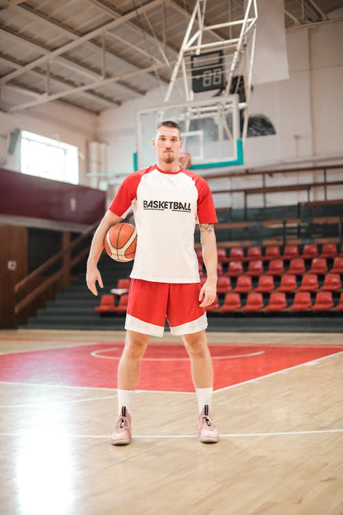 Basketballspieler Stehend Auf Basketballplatz