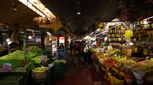 Free Colorful bustling market in Ciudad de México showcasing fresh produce and local goods. Stock Photo
