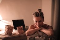 室内一个女人的温暖肖像，靠在椅子上，面带微笑