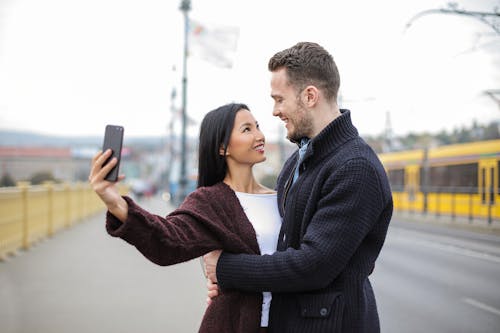 Foto Fokus Selektif Pasangan Bahagia Berpelukan Saat Berfoto