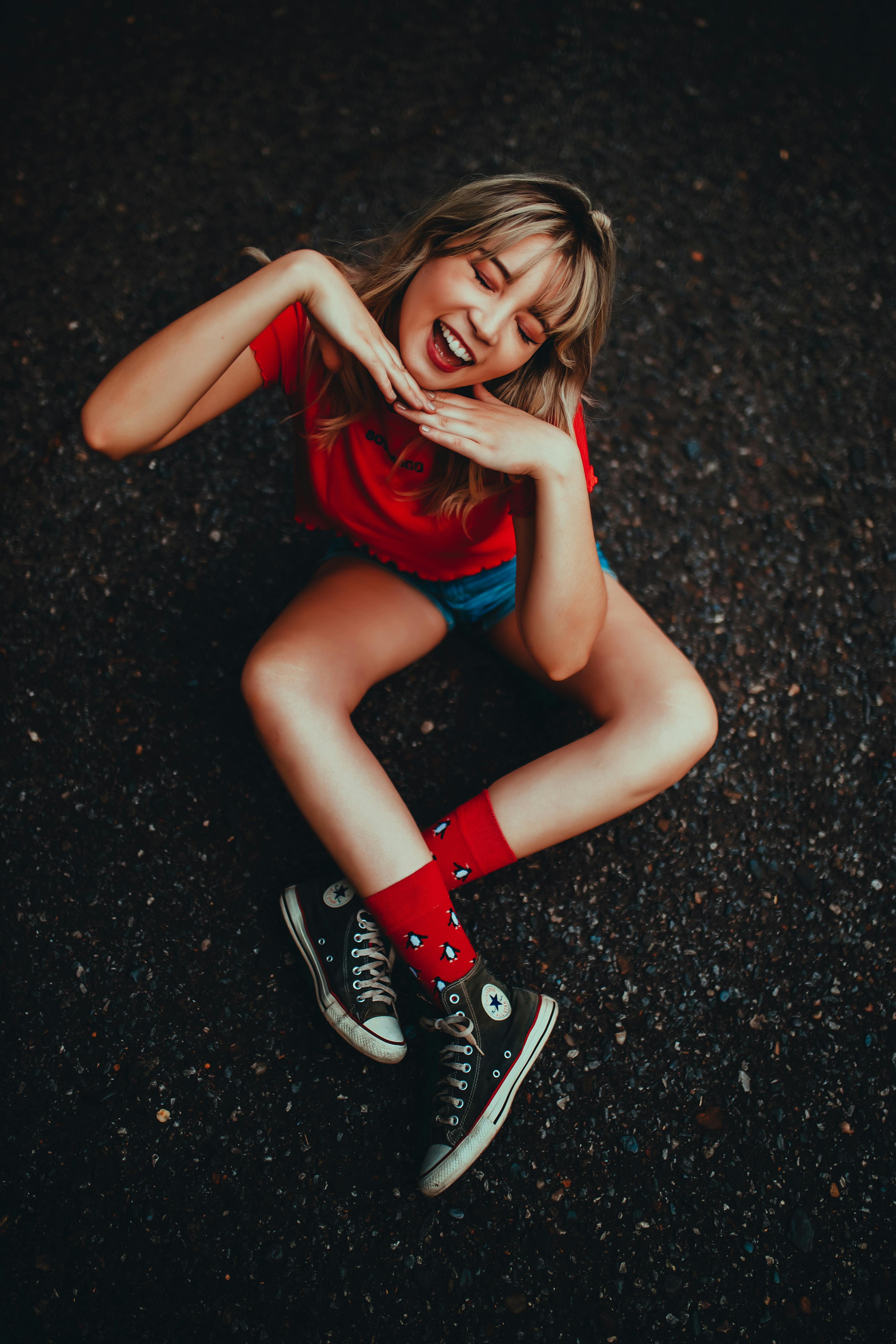 一位快乐的年轻女子在圣保罗街头俏皮地摆着姿势，散发着欢乐与时尚的气息