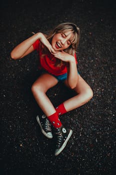 一位快乐的年轻女子在圣保罗街头俏皮地摆着姿势，散发着欢乐与时尚的气息