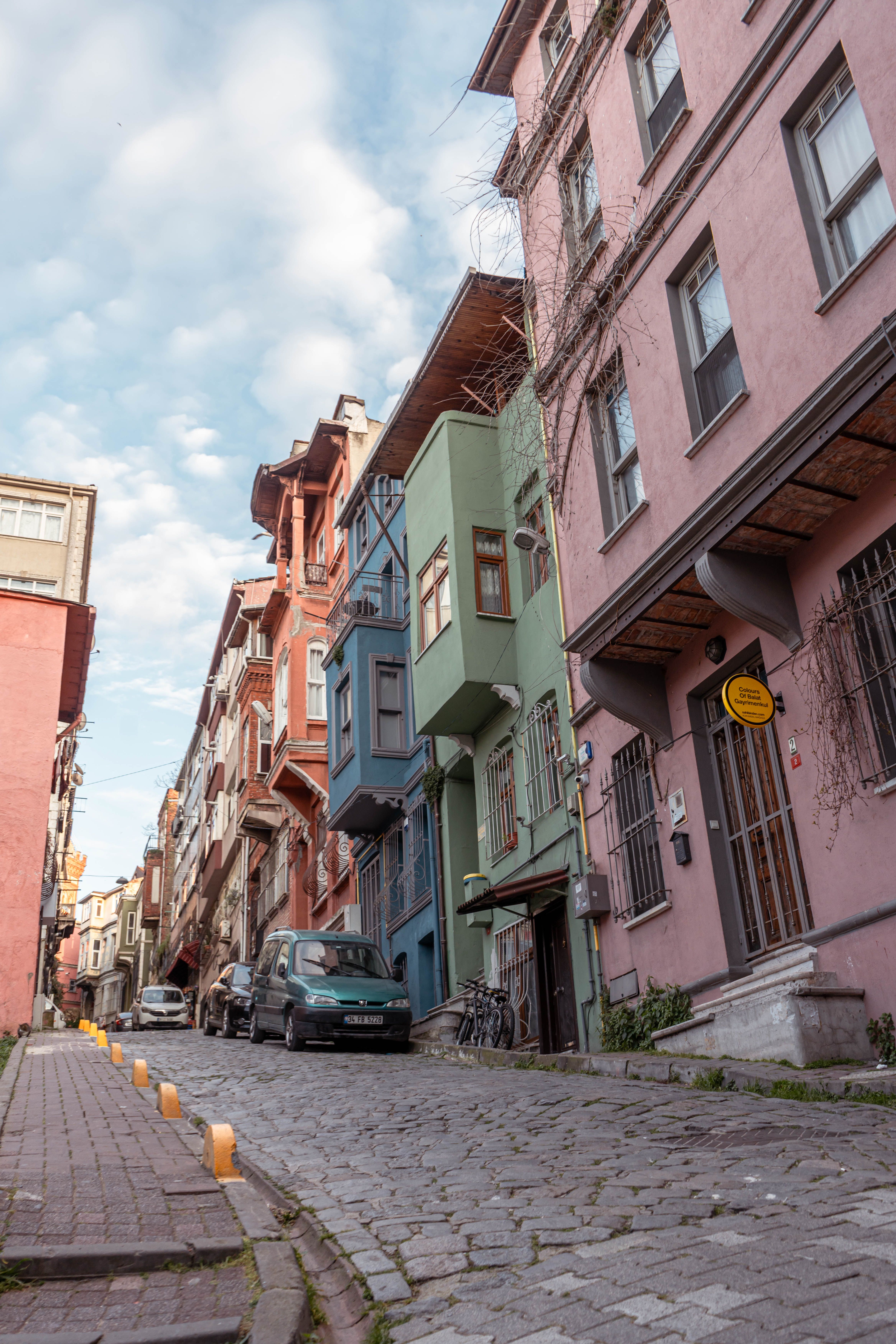Colorful Balat Street in İstanbul, Türkiye · Free Stock Photo