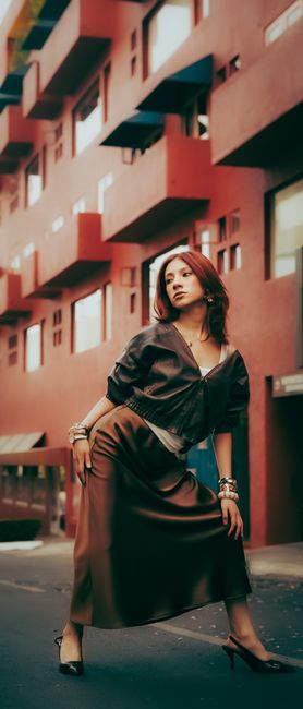 blouson en cuir tombant sur une épaule, jupe en satin, je me suis sentie un peu dangereuse 🔥 franchement ma tenue préférée
#tenuedujour #brown #leatherjacket #skirt