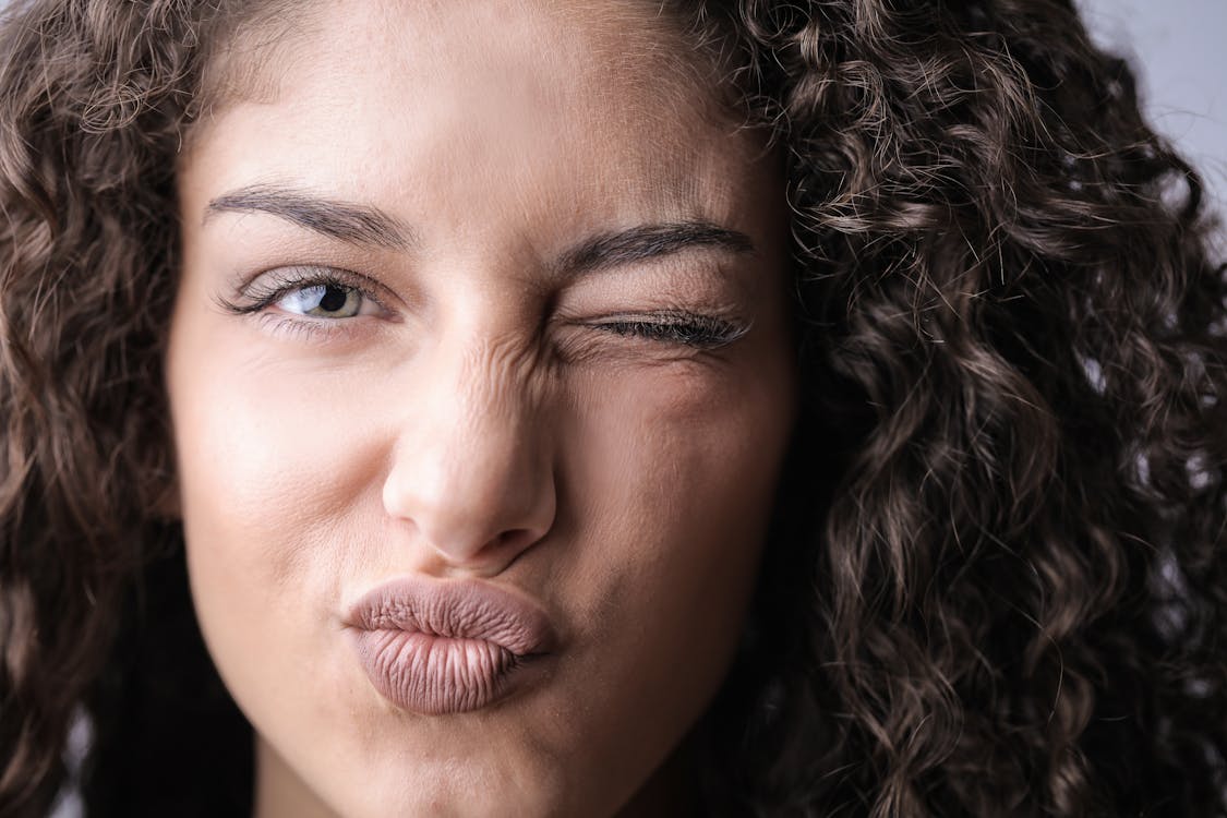 Foto De Primer Plano De Mujer Guiñando Un Ojo