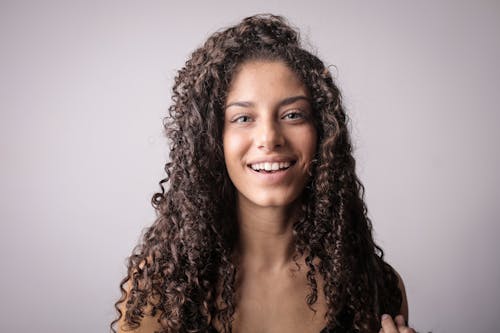 Portrait Photo De Femme Souriante Aux Cheveux Bruns Bouclés